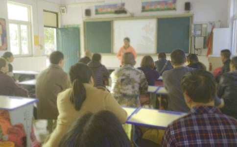 一年级家长会小学教师发言稿